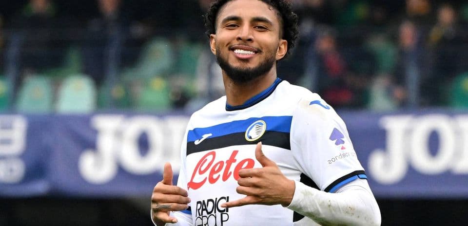Jugador de Atalanta sonriendo y haciendo gesto de 'shaka'