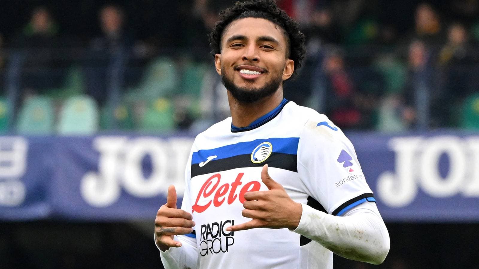 Jugador de Atalanta sonriendo y haciendo gesto de 'shaka'