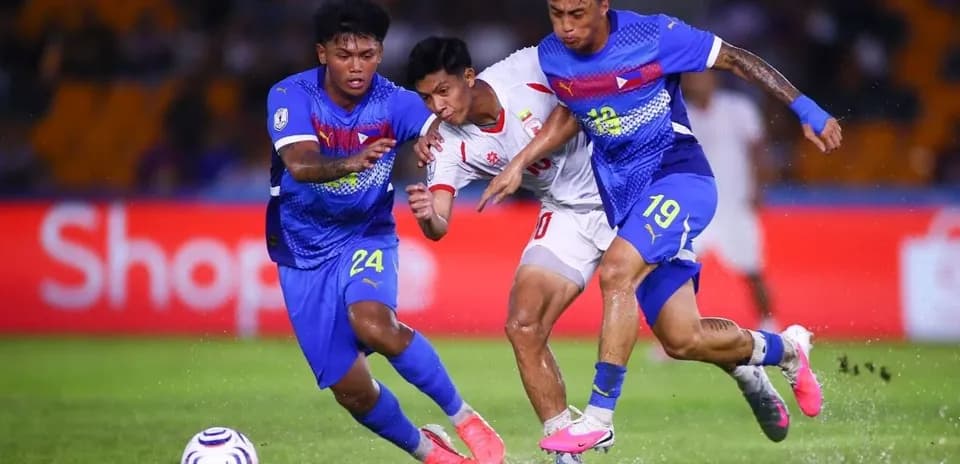 Dos jugadores persiguiendo a un oponente con el balón