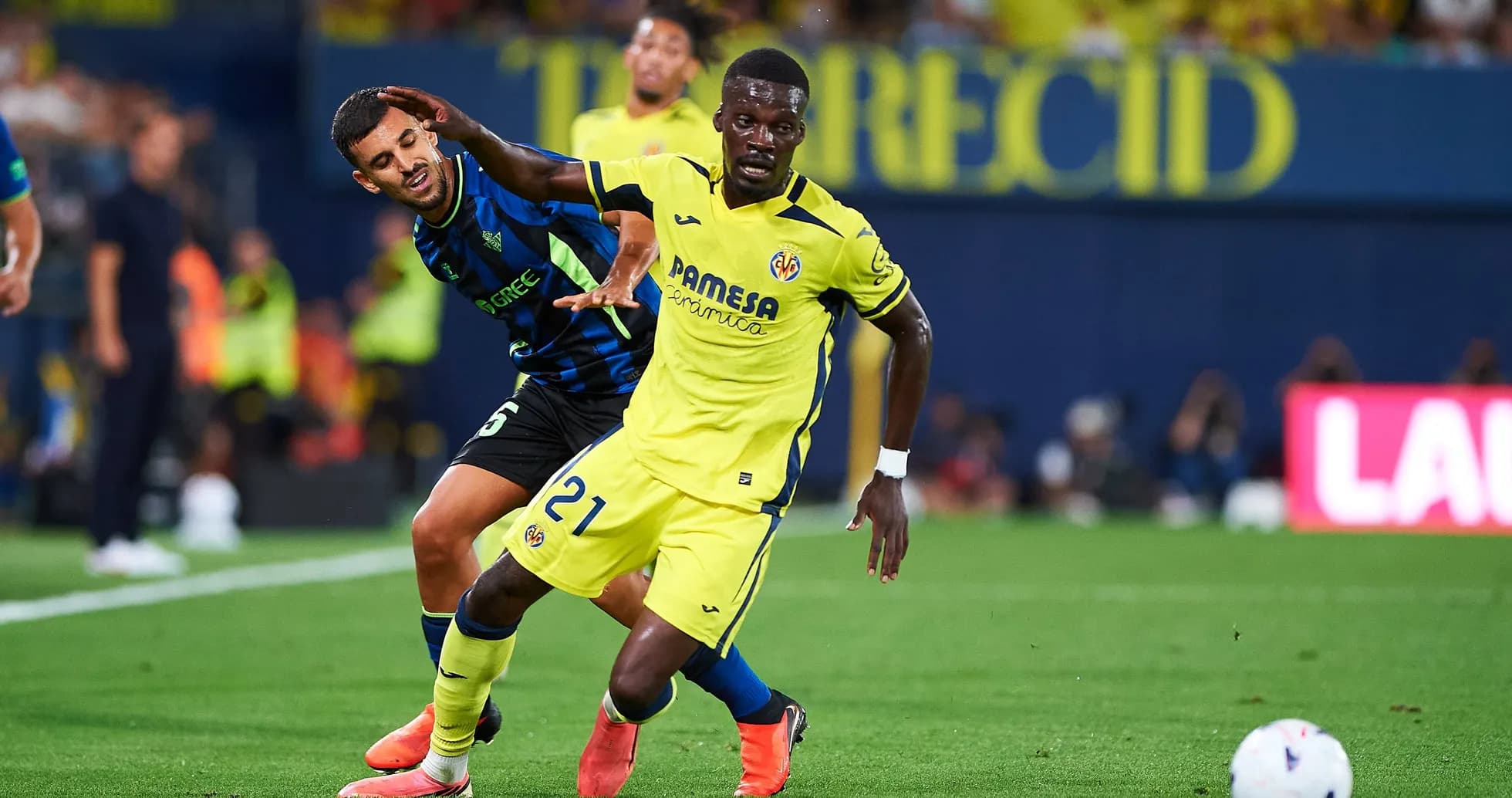 Jugador de Villarreal driblando a oponente durante partido