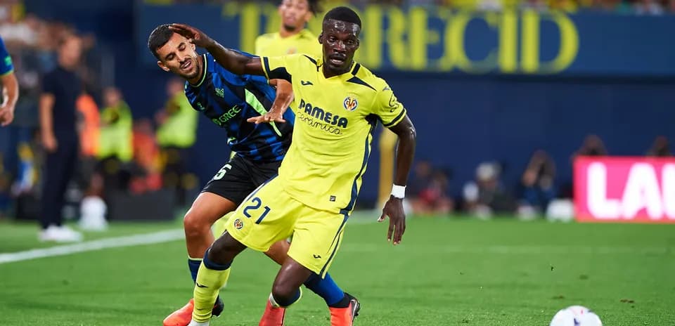 Jugador de Villarreal driblando a oponente durante partido