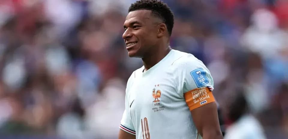 Kylian Mbappé sonriente con camiseta de Francia