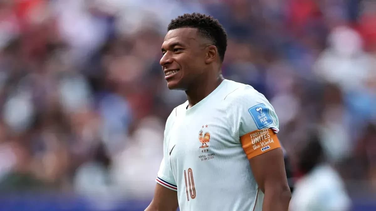 Kylian Mbappé sonriente con camiseta de Francia