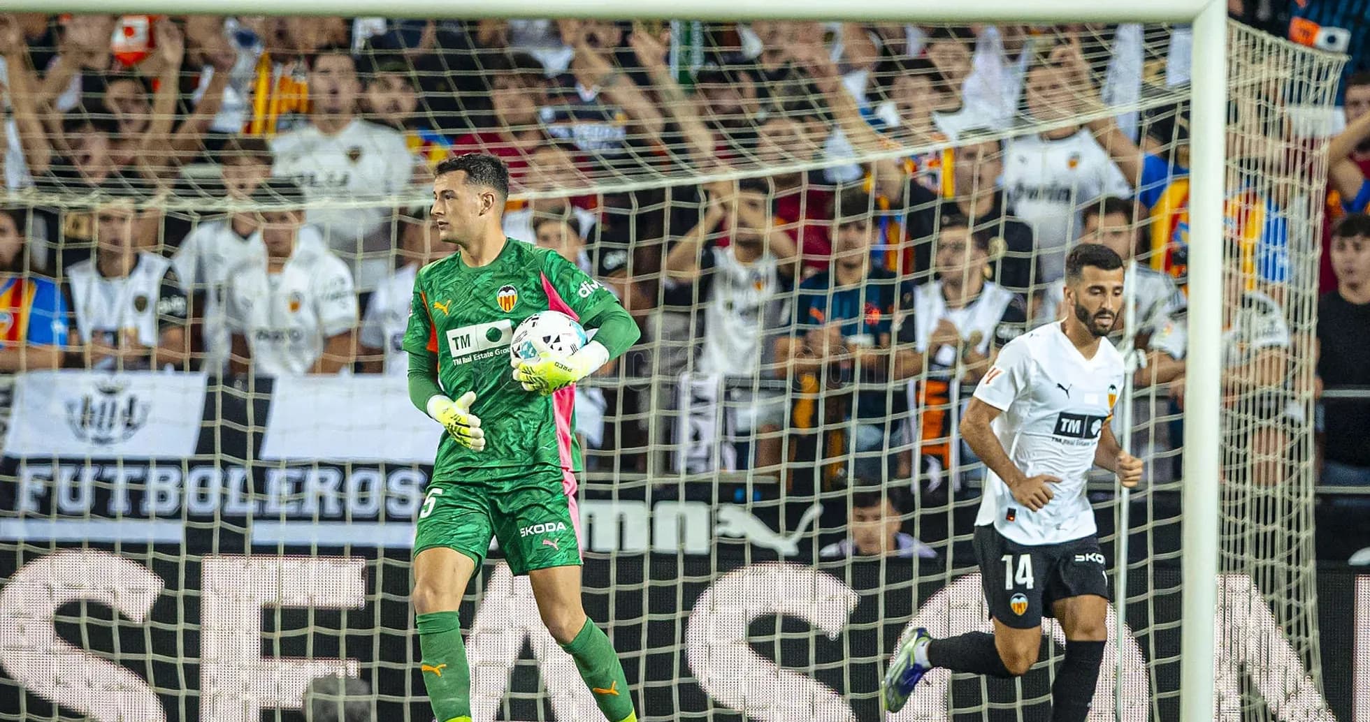 Portero de Valencia con balón durante el partido