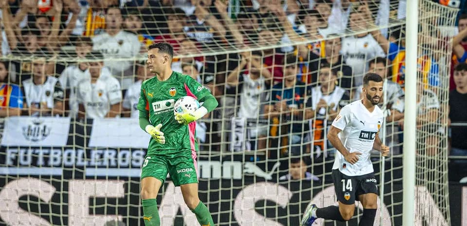 Portero de Valencia con balón durante el partido