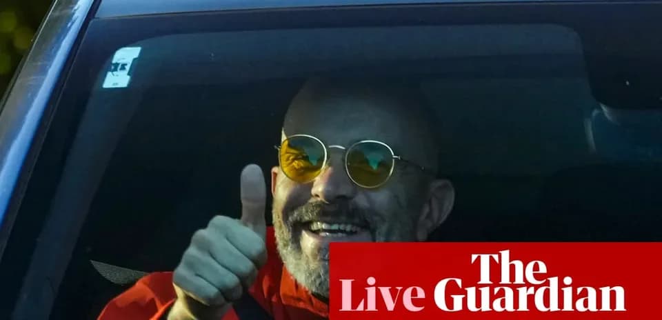 Hombre sonriendo y mostrando el pulgar hacia arriba