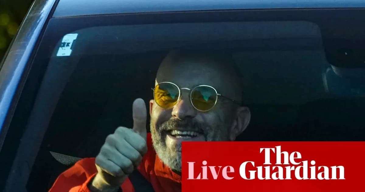Hombre sonriendo y mostrando el pulgar hacia arriba