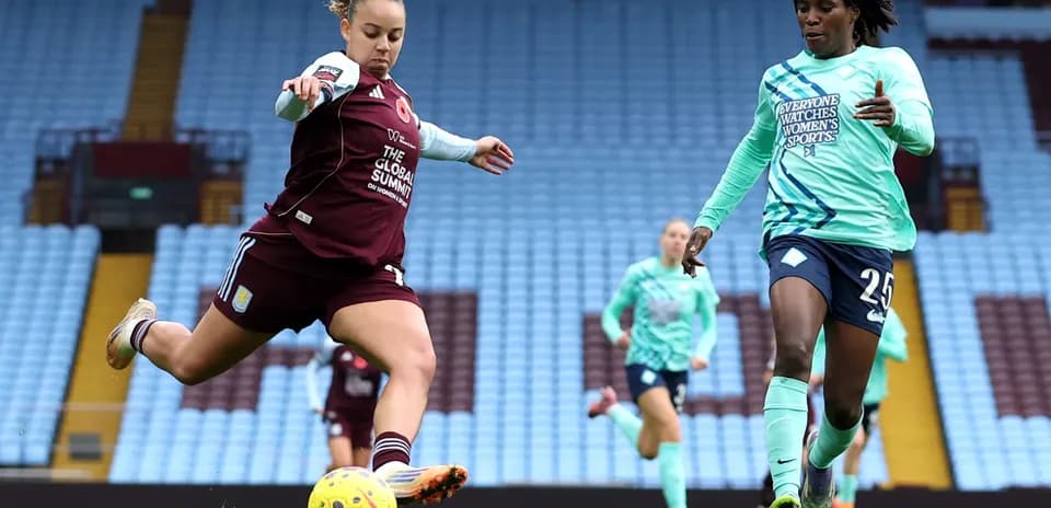 Jugadora de Aston Villa disparando el balón
