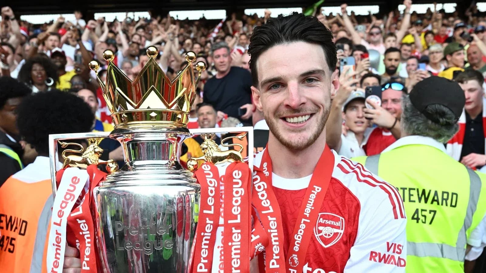 Jugador de Arsenal sosteniendo trofeo de Premier League