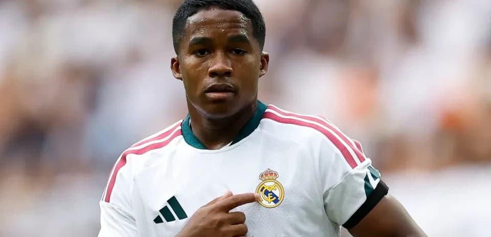 Jugador señalando el escudo del Real Madrid