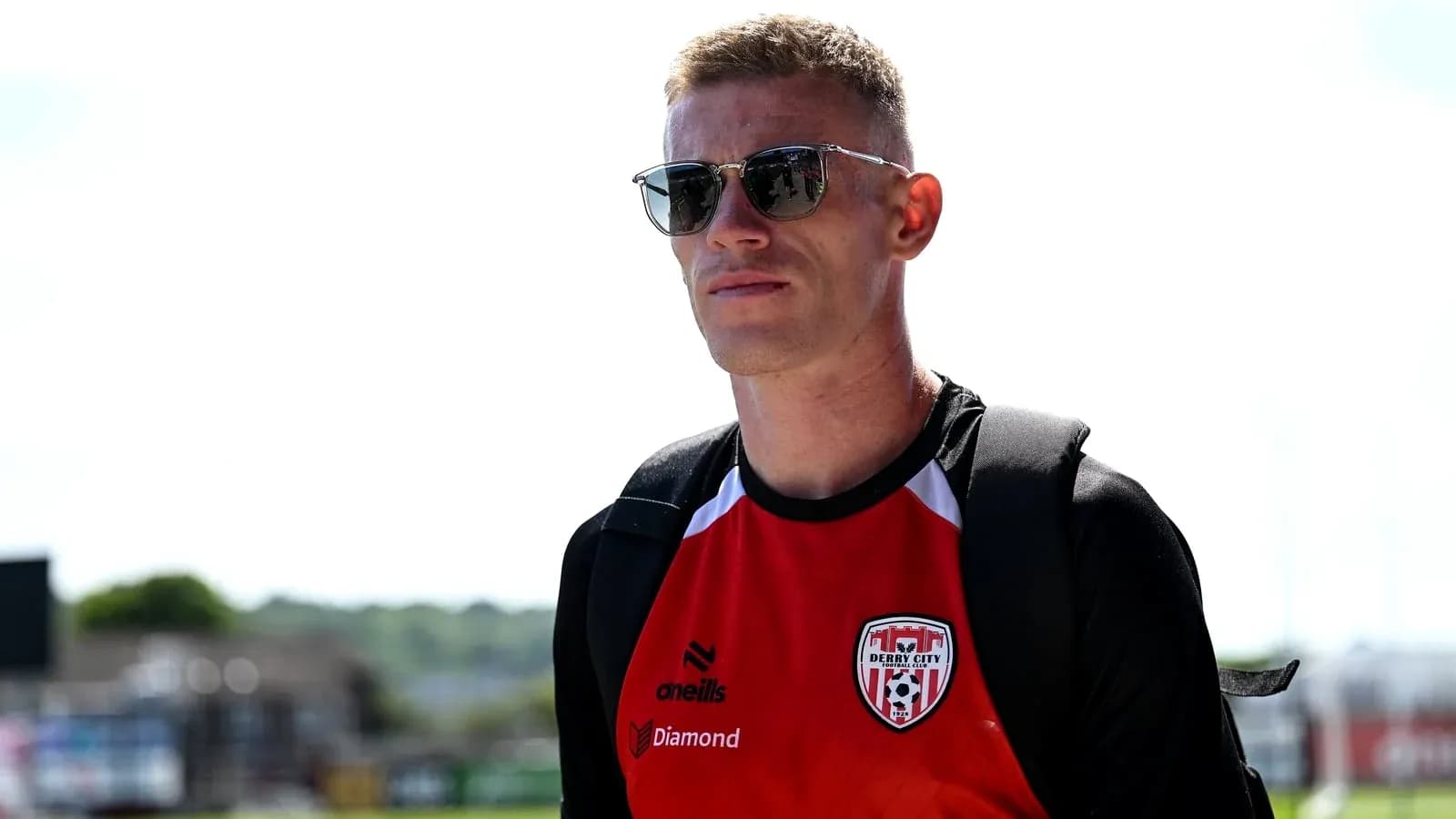 Jugador de Derry City llegando con gafas de sol