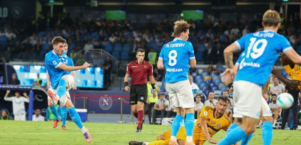 Jugadores de Napoli en acción durante el partido