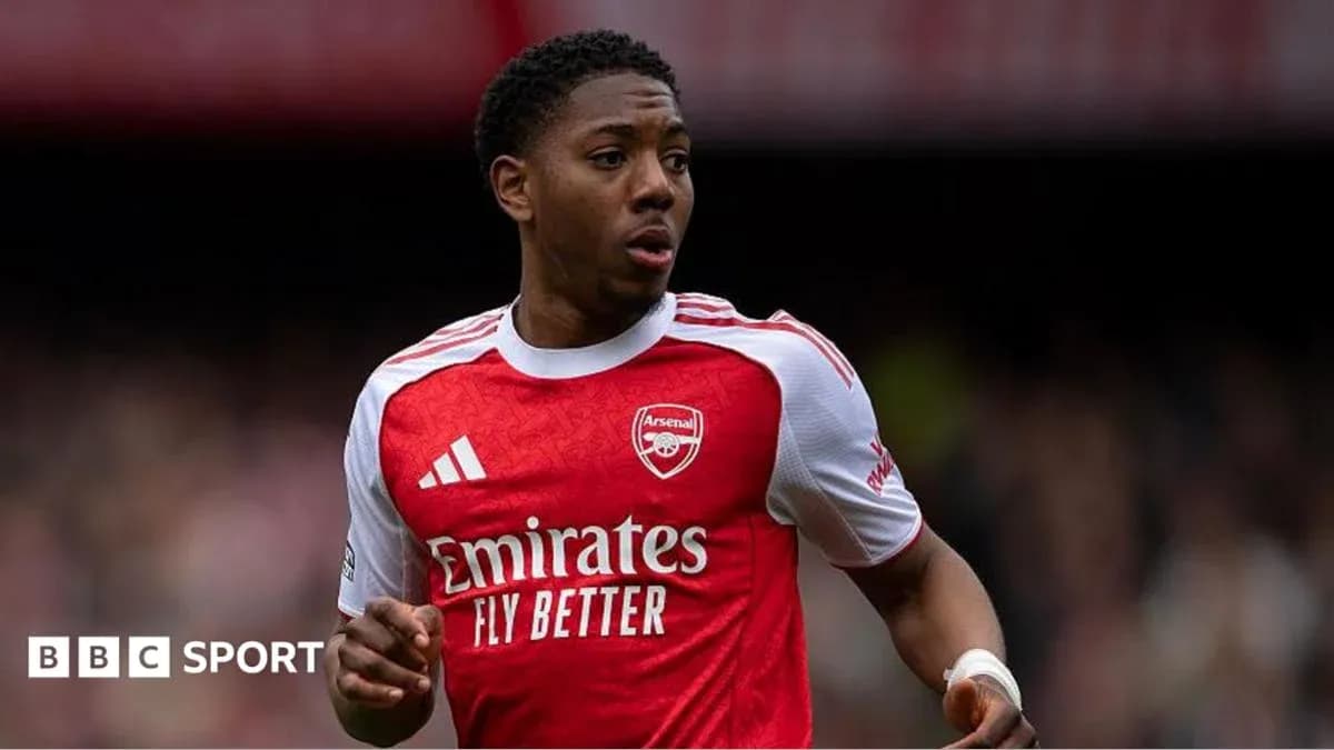 Jugador de Arsenal corriendo en el campo