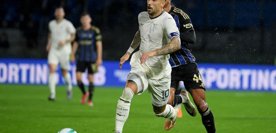 Un jugador de Lazio driblando a un oponente
