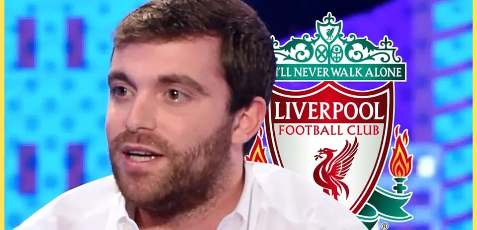 Hombre hablando con logo del Liverpool de fondo