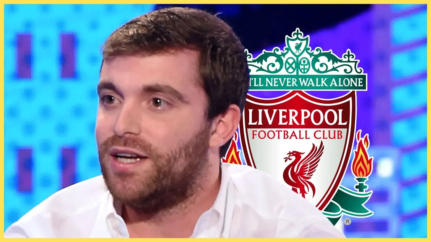 Hombre hablando con logo del Liverpool de fondo