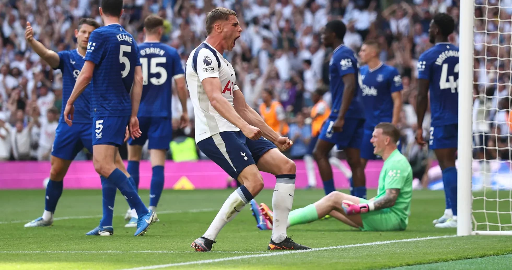 Jugador de Tottenham celebra un gol