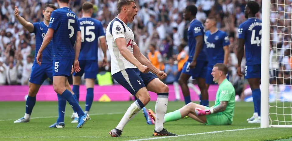 Jugador de Tottenham celebra un gol
