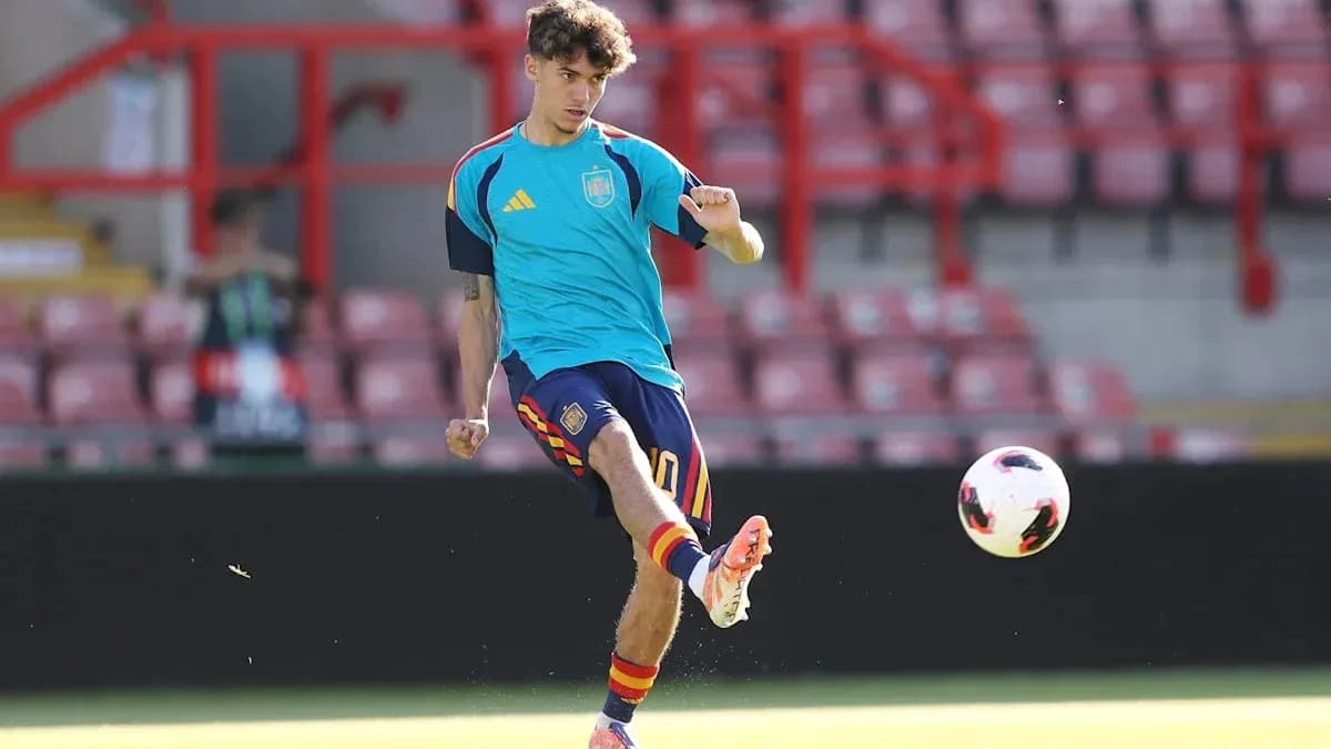 Jugador de España pateando un balón en entrenamiento