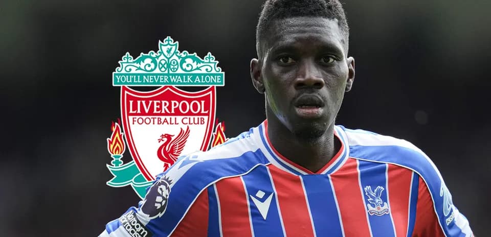 Jugador de Crystal Palace con logo de Liverpool de fondo