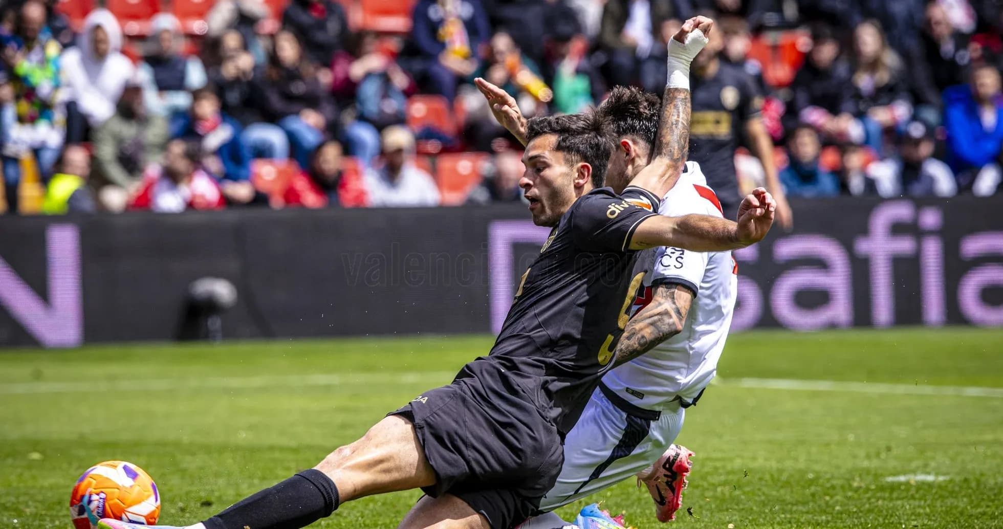 Jugadores luchando por el balón en La Liga