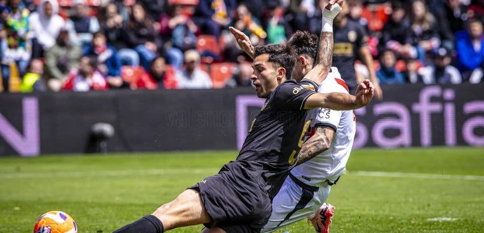 Jugadores luchando por el balón en La Liga