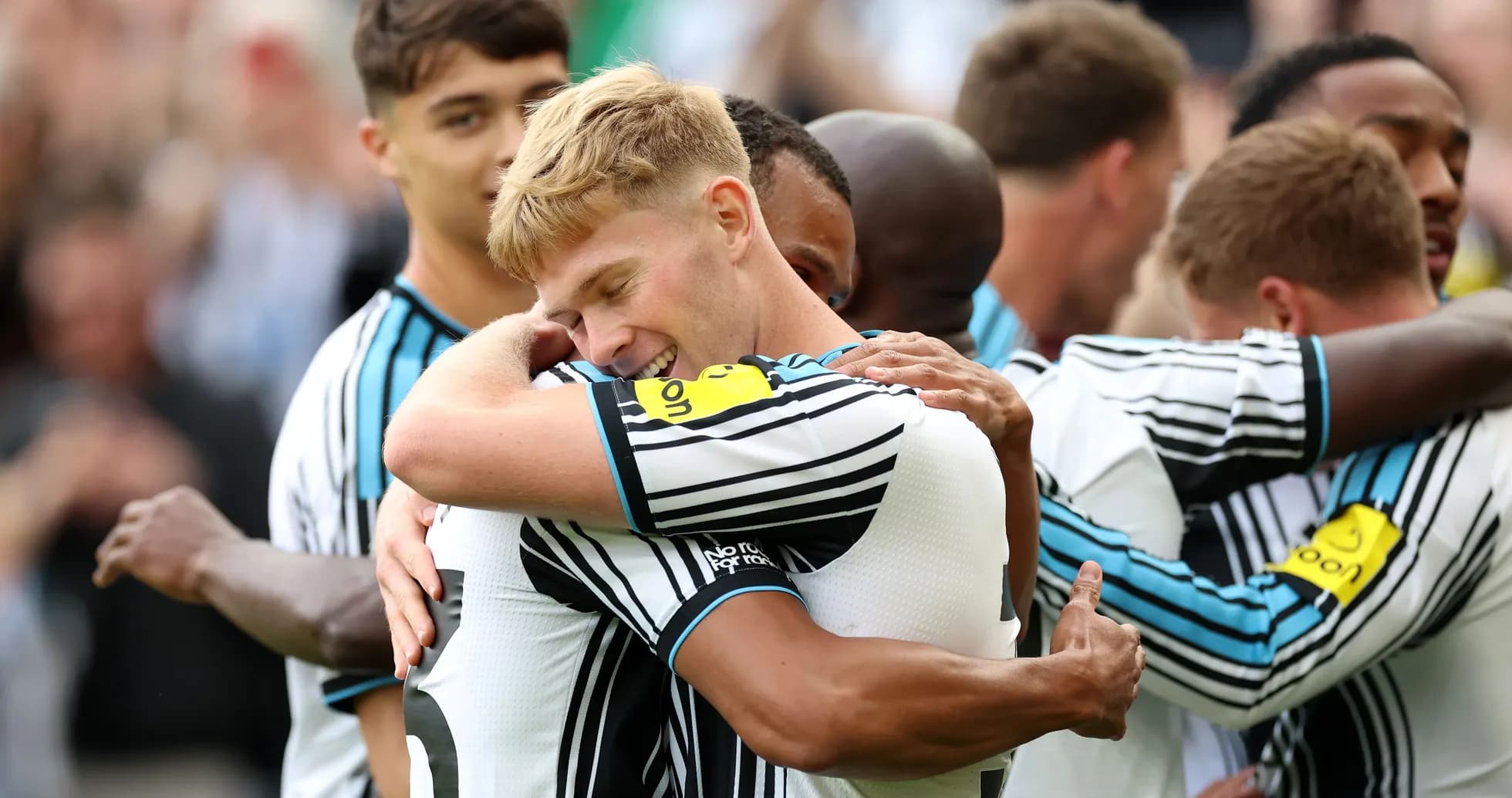 Jugadores de Newcastle celebrando un gol con abrazos