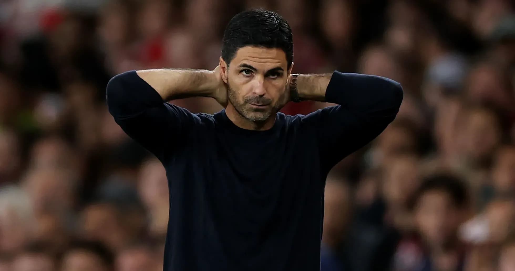 Entrenador con las manos en la cabeza durante el partido