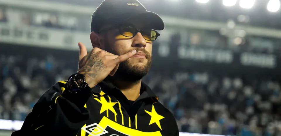 Hombre con gafas y camiseta amarilla y negra