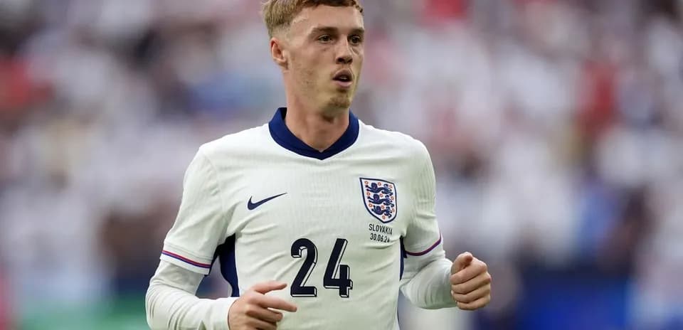 Jugador de Inglaterra corriendo en el campo de fútbol