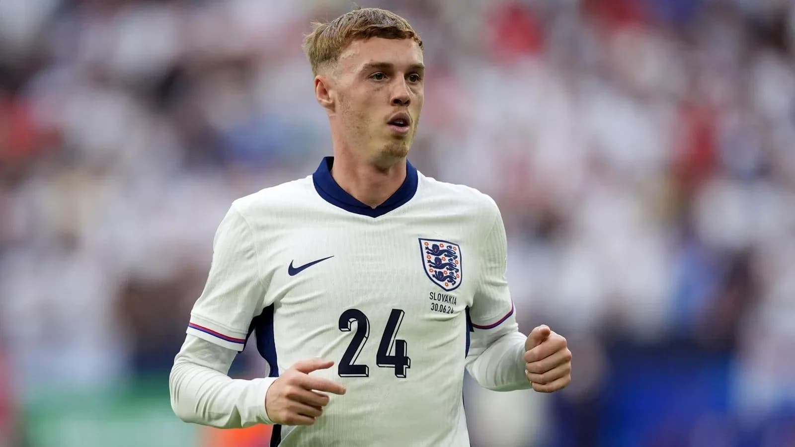 Jugador de Inglaterra corriendo en el campo de fútbol