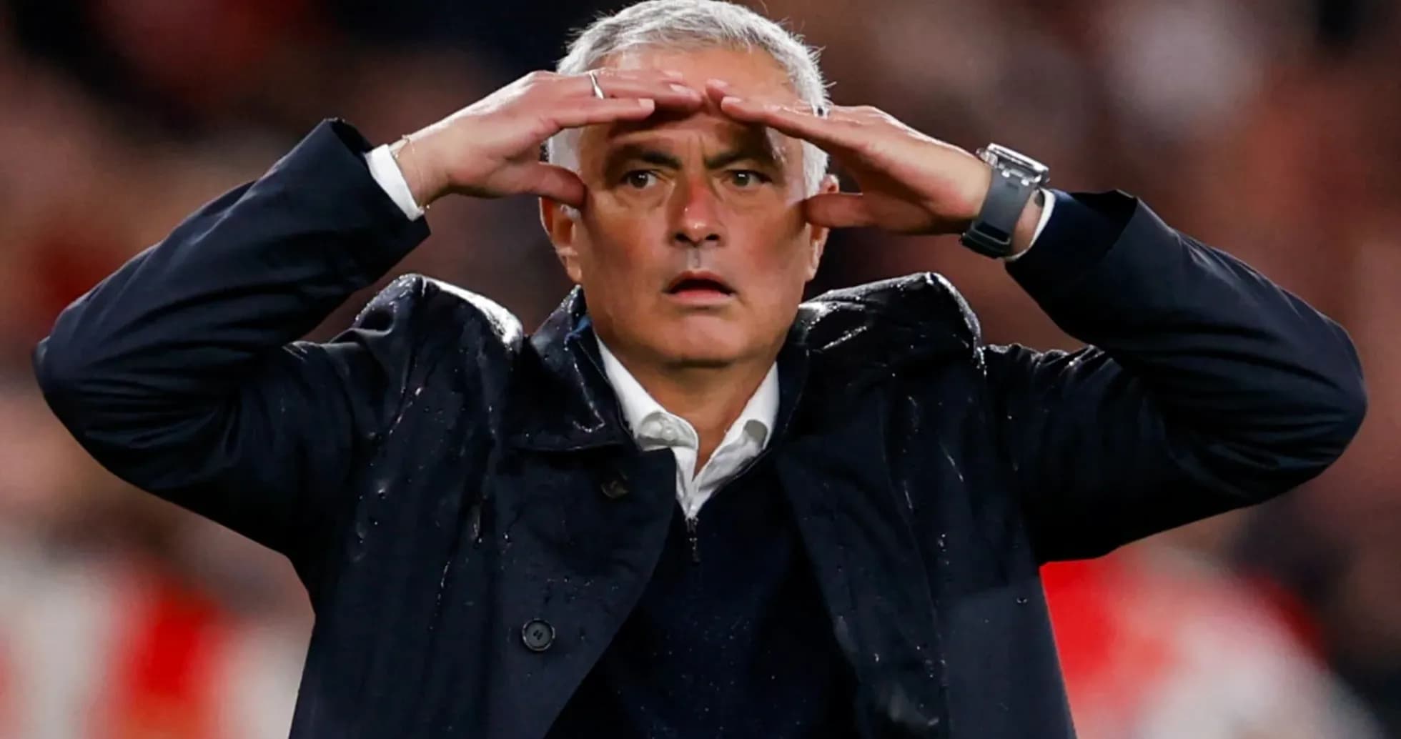 Entrenador observando el partido desde la línea de banda