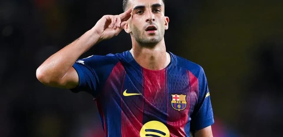 Jugador del FC Barcelona saludando durante el partido