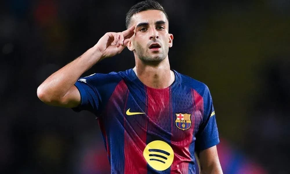Jugador del FC Barcelona saludando durante el partido