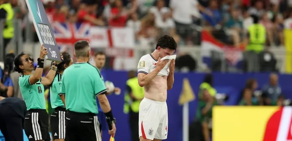 Jugador de Inglaterra siendo sustituido en el partido