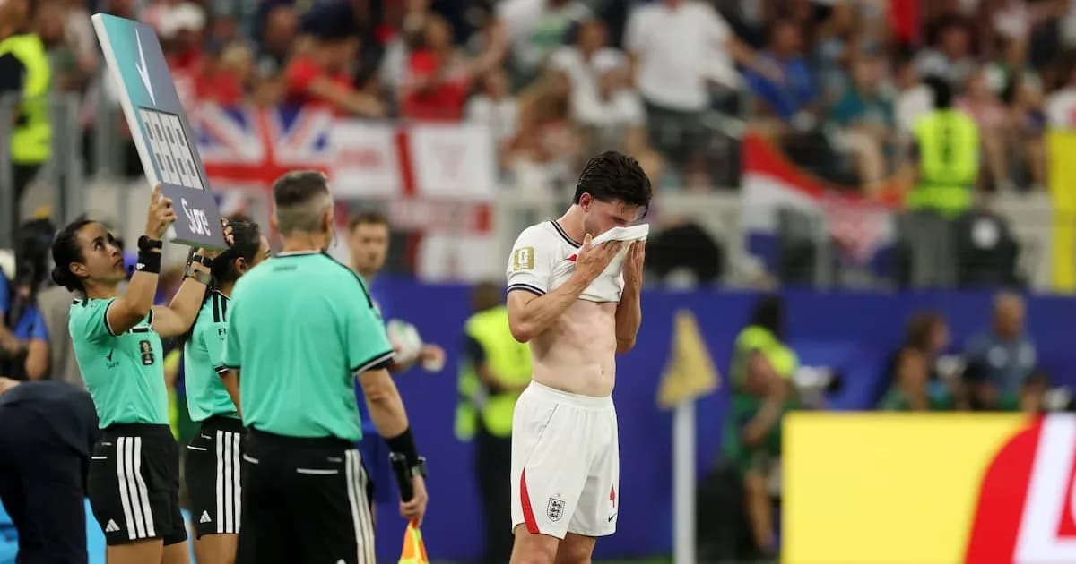 Jugador de Inglaterra siendo sustituido en el partido