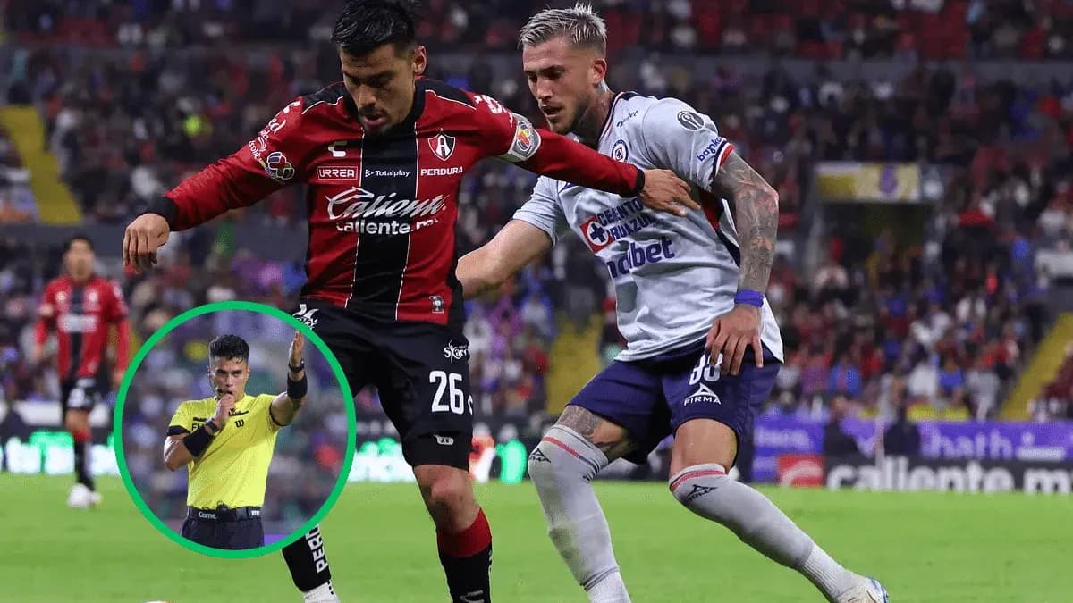 Jugadores de Atlas y Cruz Azul en acción