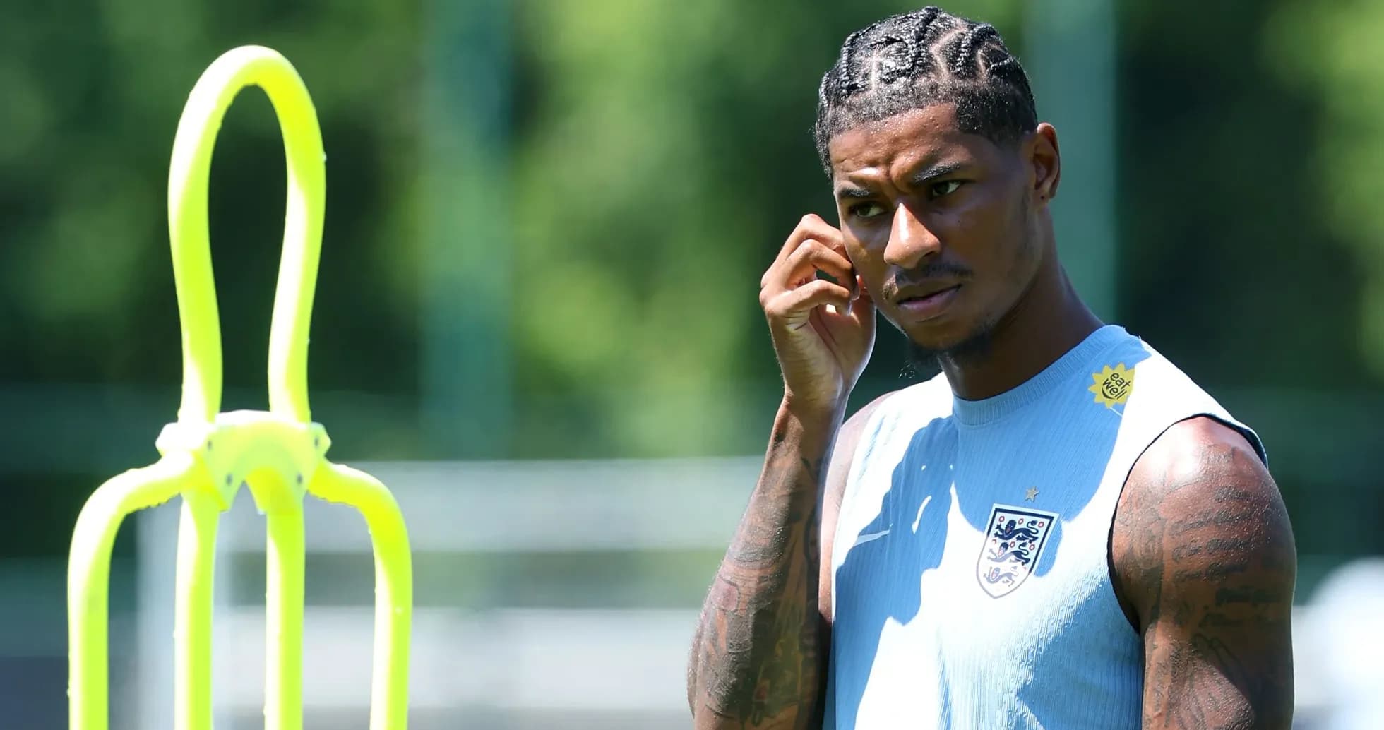 Jugador durante entrenamiento con conos de práctica