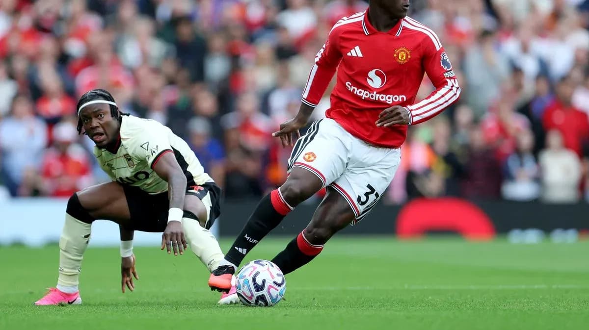 Jugador de Manchester United driblando a oponente en partido