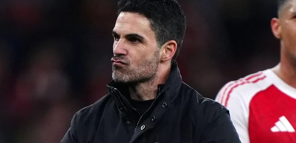 Entrenador celebrando tras un partido en el estadio