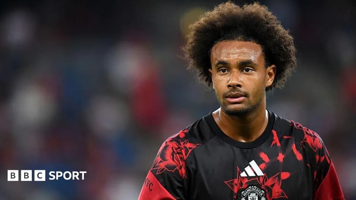 Jugador con camiseta de Manchester United en el campo