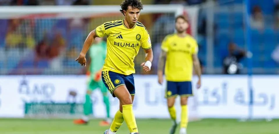 Jugador de Al Nassr controlando el balón en el campo