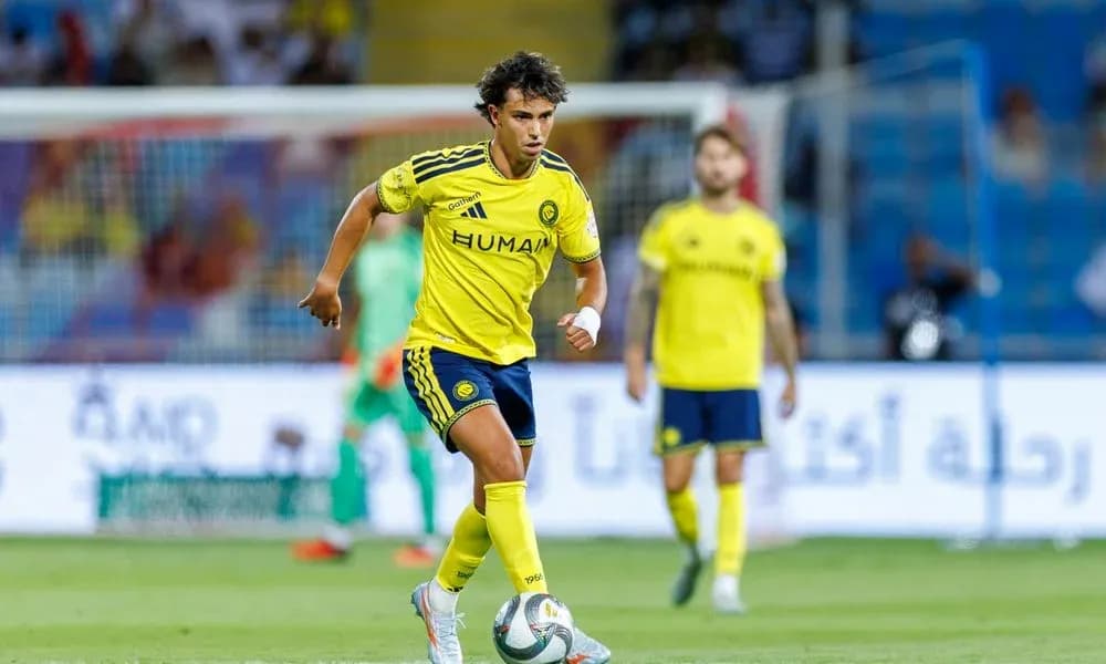 Jugador de Al Nassr controlando el balón en el campo
