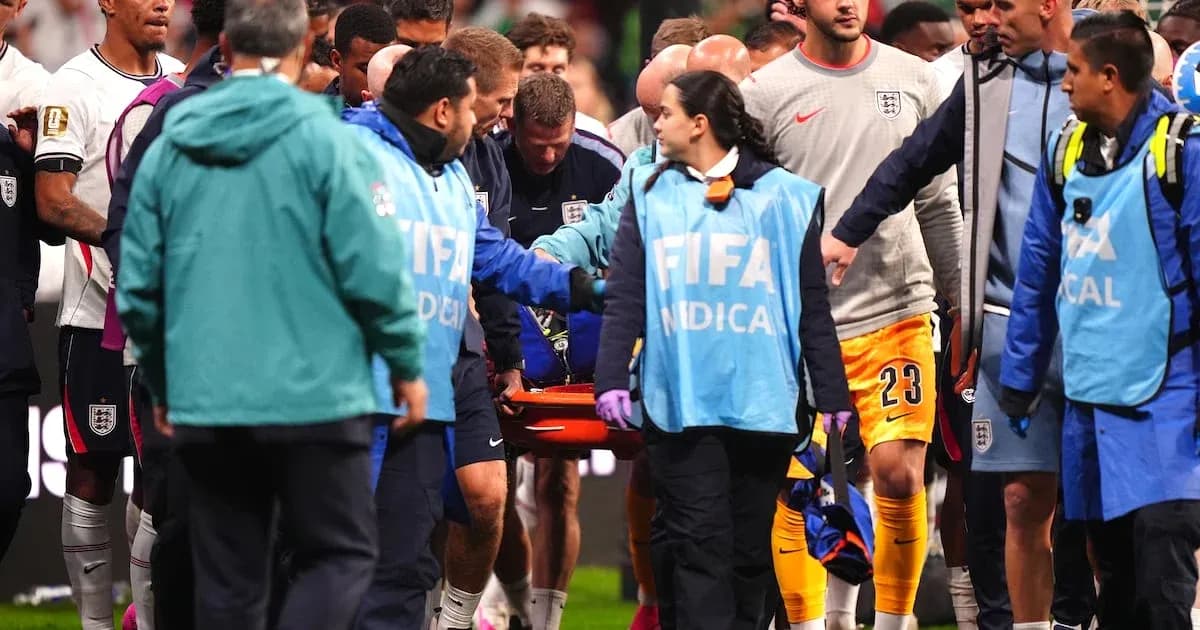 Jugadores y personal médico en el campo de fútbol