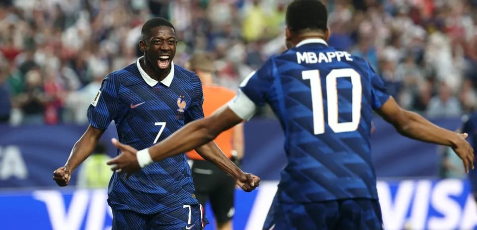 Ousmane Dembélé y Kylian Mbappé celebrando un gol