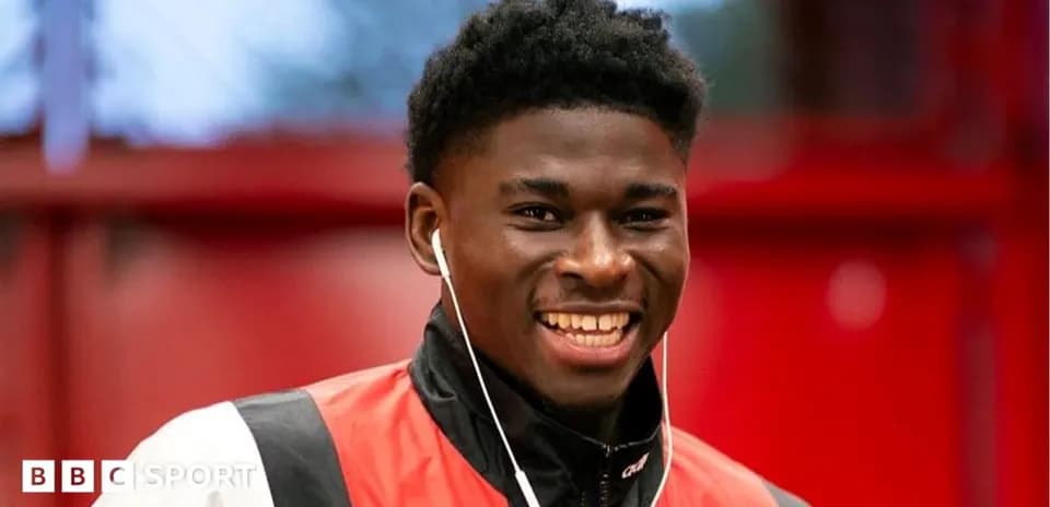 Jugador sonriendo con auriculares en entrenamiento