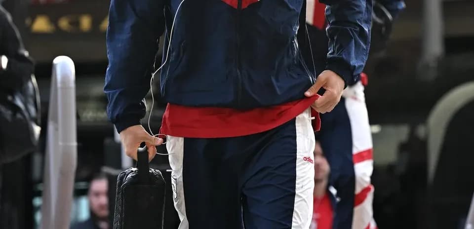 Jugador llegando con atuendo deportivo y maletín