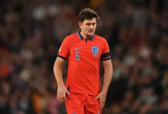 Jugador de Inglaterra con uniforme rojo en el campo