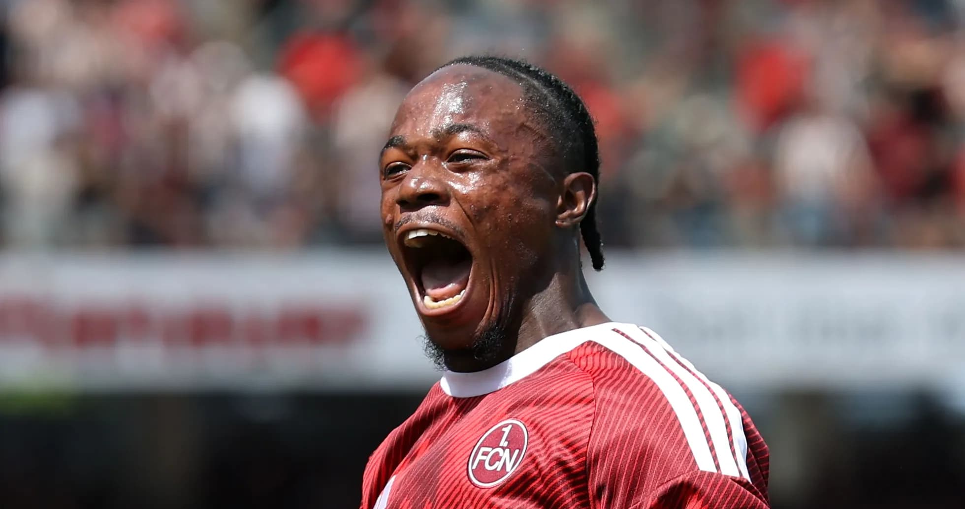 Jugador celebrando un gol con expresión de alegría
