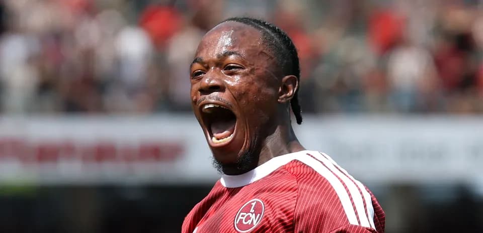 Jugador celebrando un gol con expresión de alegría
